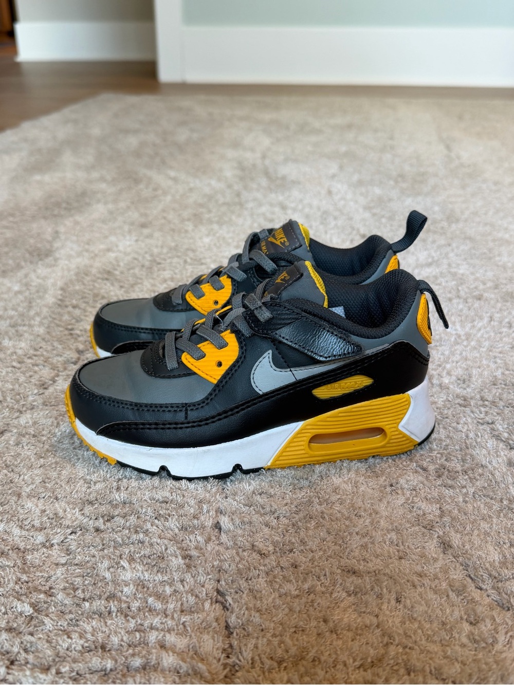 Nike Kids Air Max 90 Size 12.5C in Black and Yellow/Gold